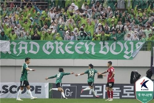 지난달 인천 이어…전북 팬, 퇴장하는 심판에 물병 투척 -cboard